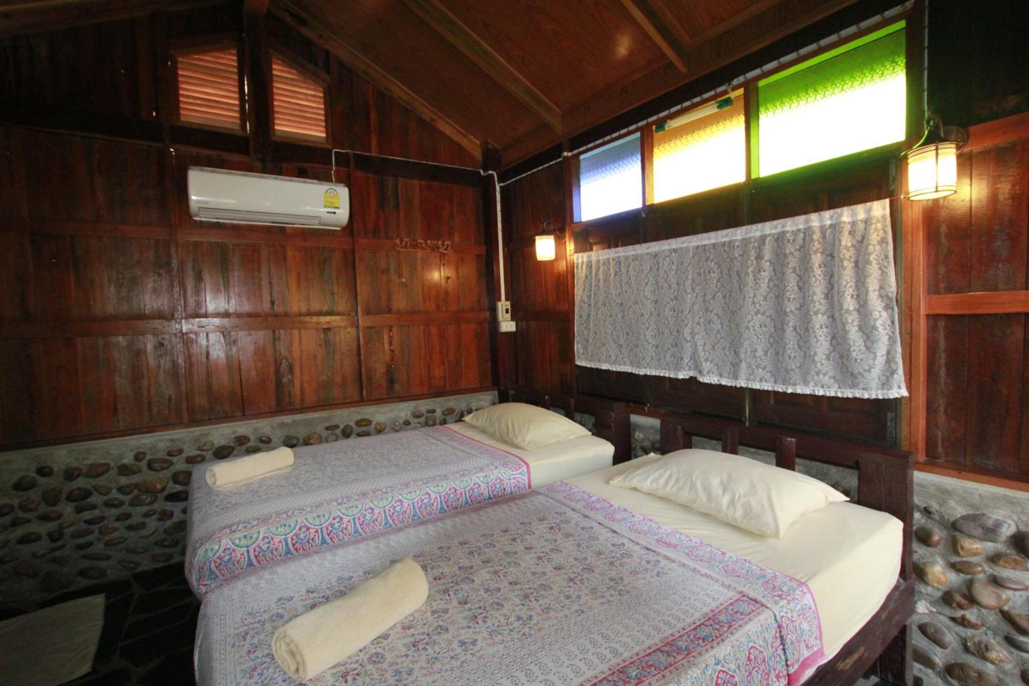 J&J Guesthouse Сукотаи Номер фото