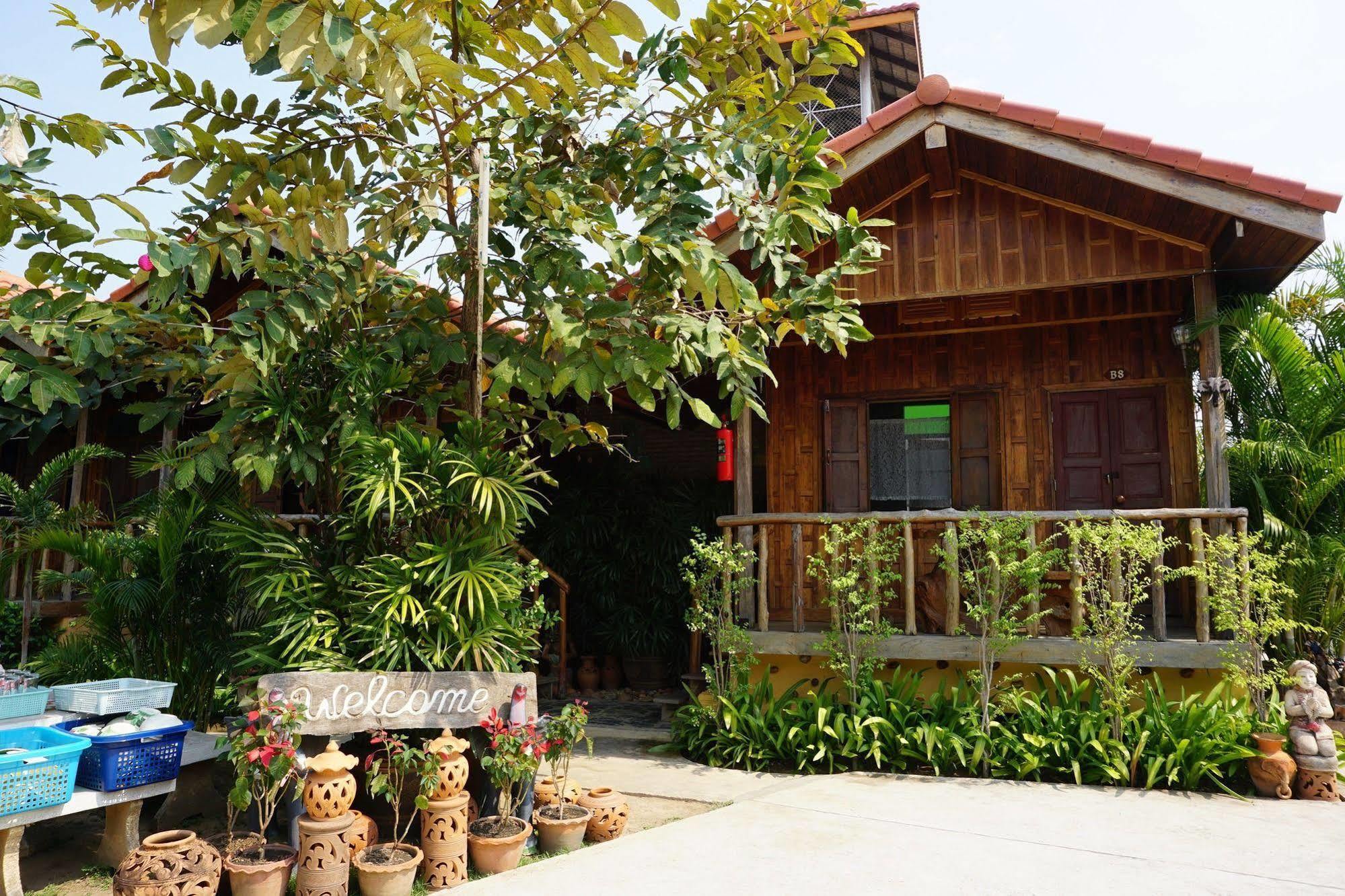 J&J Guesthouse Сукотаи Экстерьер фото