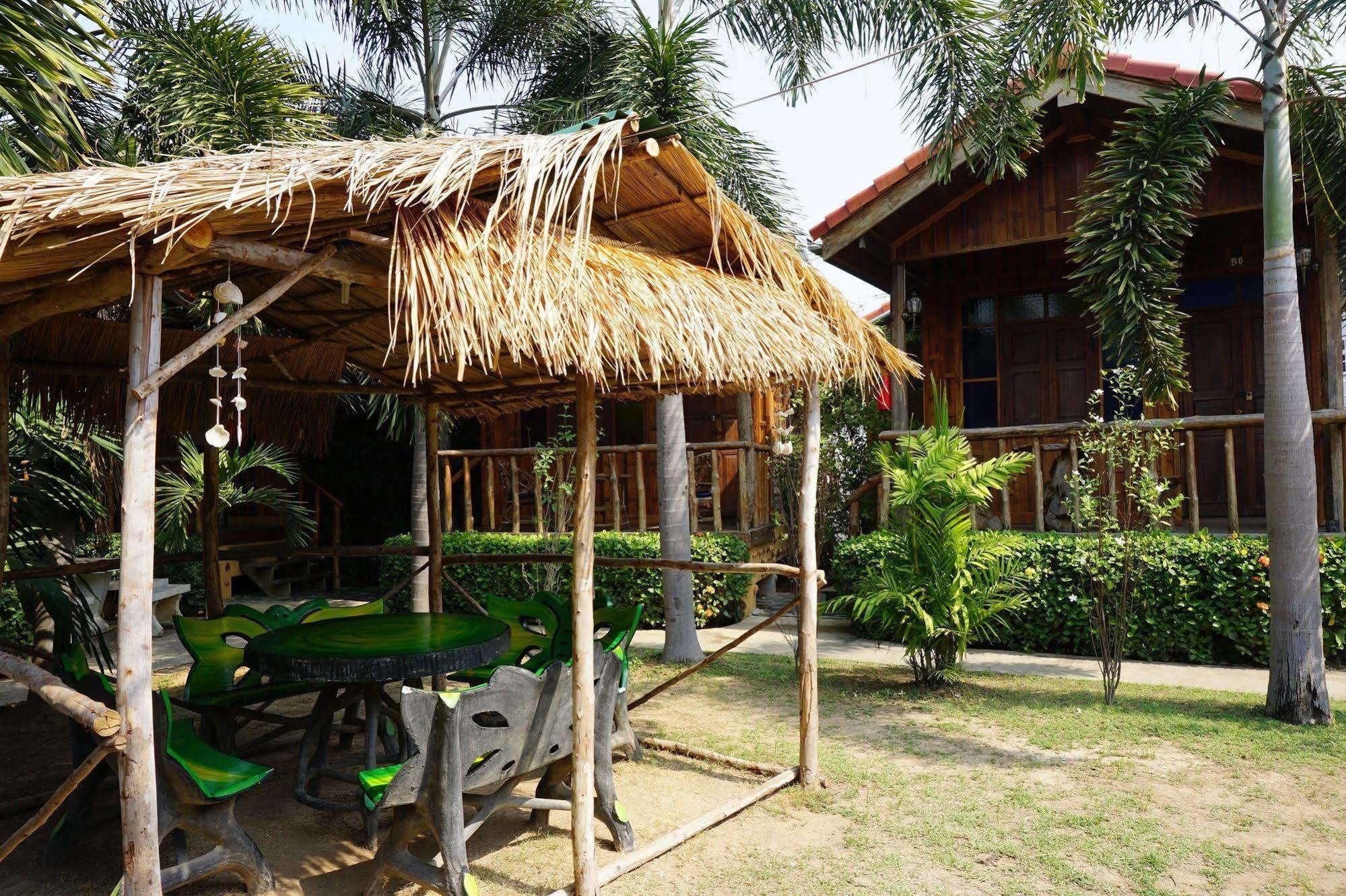 J&J Guesthouse Сукотаи Экстерьер фото