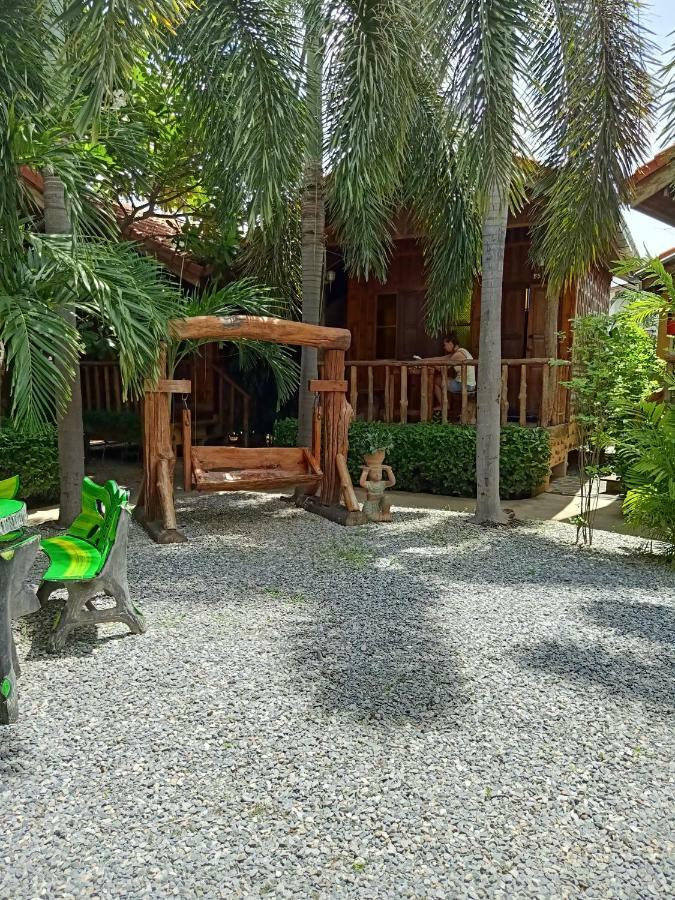 J&J Guesthouse Сукотаи Экстерьер фото