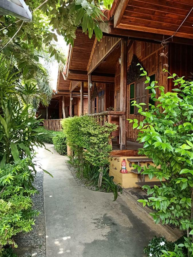 J&J Guesthouse Сукотаи Экстерьер фото