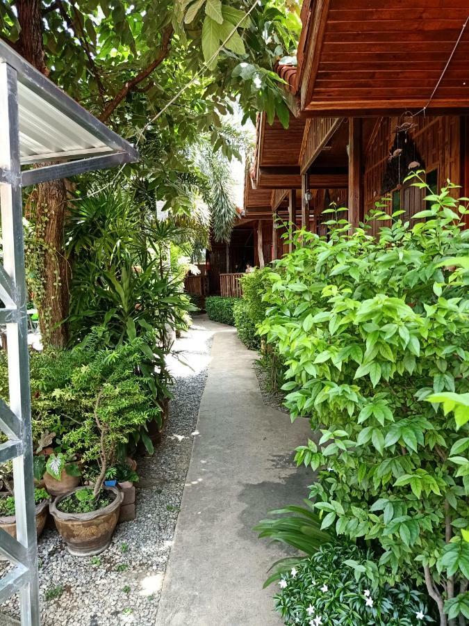 J&J Guesthouse Сукотаи Экстерьер фото