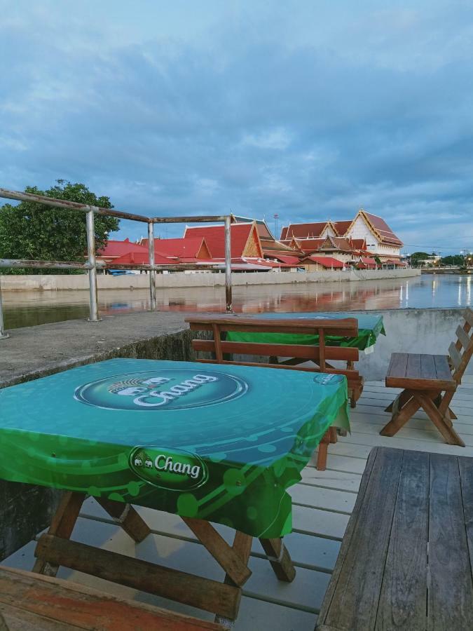 J&J Guesthouse Сукотаи Экстерьер фото